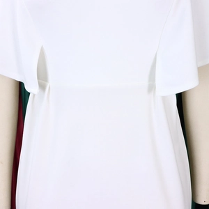 Détail de la robe blanche présentant un design cape et une texture plissée au dos