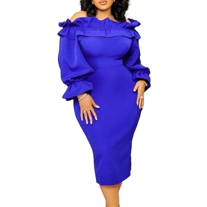 Détails de la robe bleu roi à épaules dénudées avec décolleté à volants et manches lanterne