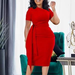 Robe Midi Élégante pour Femme à Col Oblique Plissée avec Ceinture Ajustée Unie Manches Courtes Robe Crayon Fête Affaires