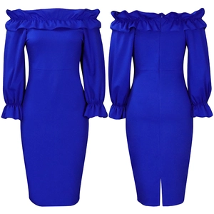 Détail de la robe bleu roi à épaules dénudées avec col à volants et coupe ajustée