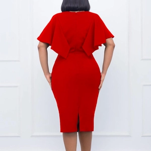 Robe fourreau rouge élégante avec manches cape et fente arrière au design professionnel