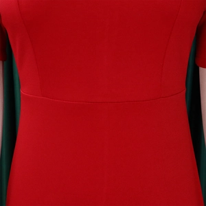 Makroaufnahme der roten Strickkleid-Details mit horizontalen Nähten und grünem Besatz