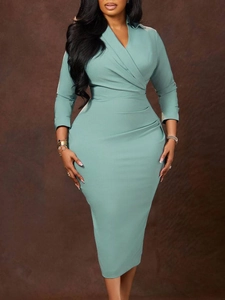 Robe midi moulante vert menthe à col en V, manches longues et détails plissés