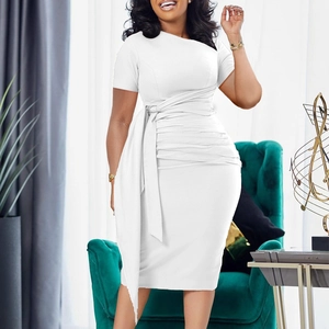 Robe blanche élégante à manches courtes avec plis asymétriques et ceinture à nouer
