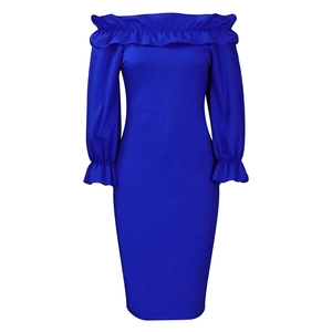 Détail de la robe bleu roi à épaules dénudées avec décolleté à volants et manches bouffantes