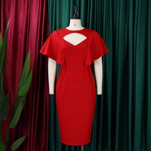 Détail de la robe rouge ajustée avec décolleté ajouré et manches à volants fluides