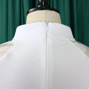 Detailansicht der weißen Kleid-Rückseite mit Stehkragen und verdecktem Reißverschluss