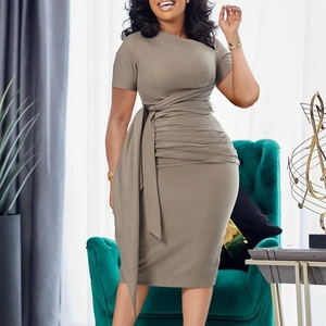 Robe moulante élégante taupe avec plis à la taille et détail noué pour femmes chic