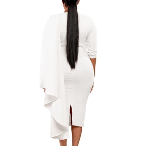 Vue arrière robe crayon midi blanche avec détail cape élégant et fente au dos