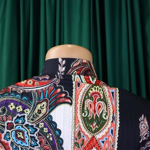 Dettaglio della stampa colorata paisley e floreale su un abito africano vintage