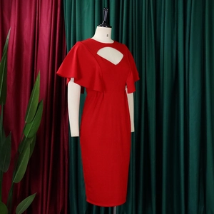 Détail du décolleté en cœur et des manches volantées élégantes sur la robe rouge vif