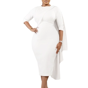Robe midi blanche élégante avec détail de cape asymétrique et manches trois-quarts