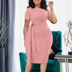 Détail d'une robe rose élégante avec taille nouée et col asymétrique pour femme