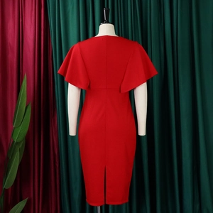 Vue arrière d'une robe midi rouge avec manches à volants et fente arrière élégante