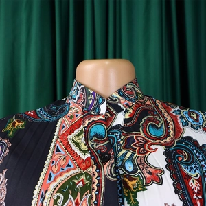 Dettaglio delle pieghe stampate paisley e colletto alla coreana su abito boho