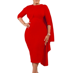Détail de la robe crayon rouge moulante avec cape élégante et encolure ronde classique