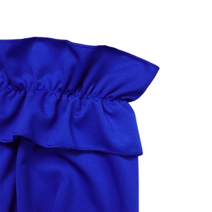 Détail de la robe bleu roi montrant les poignets à volants et la couture de précision