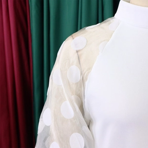 Detail weißer Laternenärmel mit großen Punkten und transparenten Mesh-Nähten
