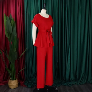 Détail de l'ensemble deux pièces rouge avec haut à ceinture nouée et pantalon large