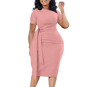 Détail de la robe rose à manches courtes avec ceinture élégante et effet plissé
