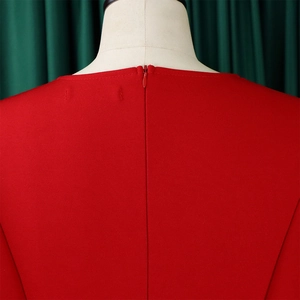 Détail de l'encolure dos d'une robe rouge avec fermeture éclair invisible soignée