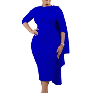 Détail de la robe crayon bleu roi avec un design unique d'épaules drapées en cape