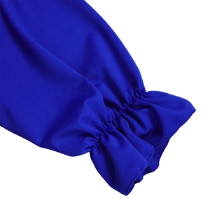 Détail des poignets à volants bleu roi et tissu texturé doux de la robe longue