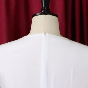 Dettaglio posteriore dell'abito bianco con chiusura a cerniera lampo invisibile piatta