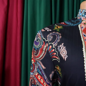 Dettaglio della stampa paisley sulla spalla di un abito africano con motivi vivaci