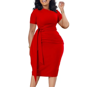 Robe rouge élégante à manches courtes, froncée avec col asymétrique et lien à la taille