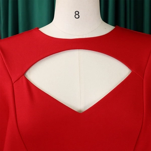 Détail d'une robe fourreau rouge avec découpe élégante au décolleté sur mannequin