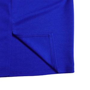 Vue détaillée d'une robe en maille bleu roi avec fente latérale et double surpiqûre
