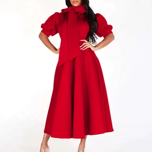Robe midi rouge élégante avec manches bouffantes, col haut à nœud et jupe évasée