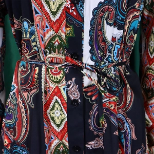 Dettaglio del laccetto in vita e della stampa paisley su questo abito africano