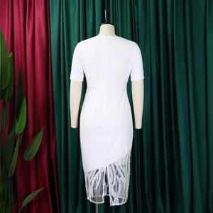 Detailansicht weißes Kleid in Übergröße mit Reißverschluss und asymmetrischem Spitzenbesatz