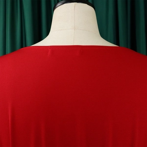 Détail d'un haut en maille rouge montrant la couture du col sur un mannequin