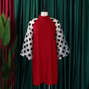 Detail von rotem Kleid mit weißen Mesh-Laternenärmeln und schwarzen Polka Dots