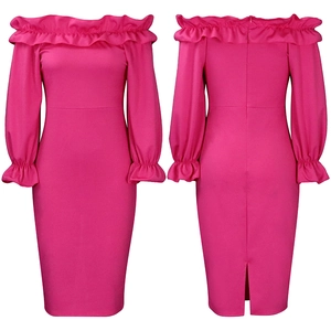 Vues détaillées d'une robe crayon rose fuchsia à épaules dénudées et bords volantés