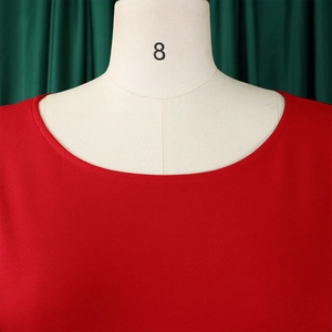 Détail de l'encolure ronde rouge et de la texture du tissu lisse sur un mannequin