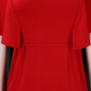 Vue détaillée d'une robe crayon rouge avec des volants aux épaules et texture de tissu