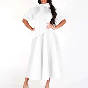 Robe blanche élégante avec manches bouffantes courtes, nœud lavallière et taille A-line