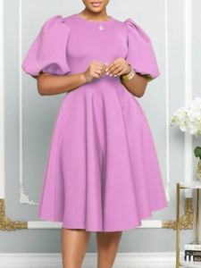 Elegante abito a trapezio color lavanda con maniche a sbuffo e gonna svasata alta