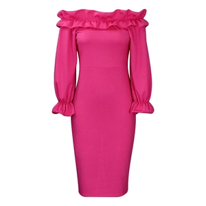 Détail de l'encolure à épaules dénudées avec volants sur la robe cocktail fuchsia