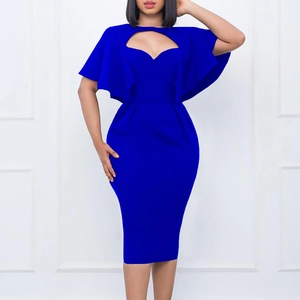 Robe midi fourreau bleu roi élégante avec décolleté en cœur et manches cape pour look de bureau