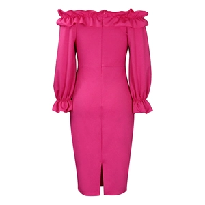 Vue arrière d'une robe fuchsia à épaules dénudées avec volants et fente au dos