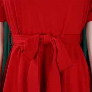 Vue détaillée de la robe rouge en tissu texturé avec un nœud élégant à la taille
