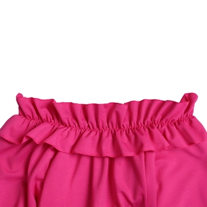 Détail du décolleté à volants rose fuchsia et de la texture du tissu en maille