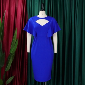 Détail de la robe crayon bleue avec découpe en losange et manches cape à volants