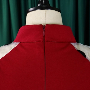 Detailansicht des unsichtbaren Reißverschlusses und Stehkragens am roten Netzkleid