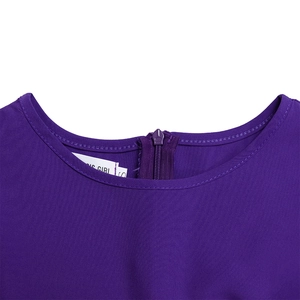 Dettaglio scollo abito viola con cerniera invisibile posteriore ed etichetta taglia S